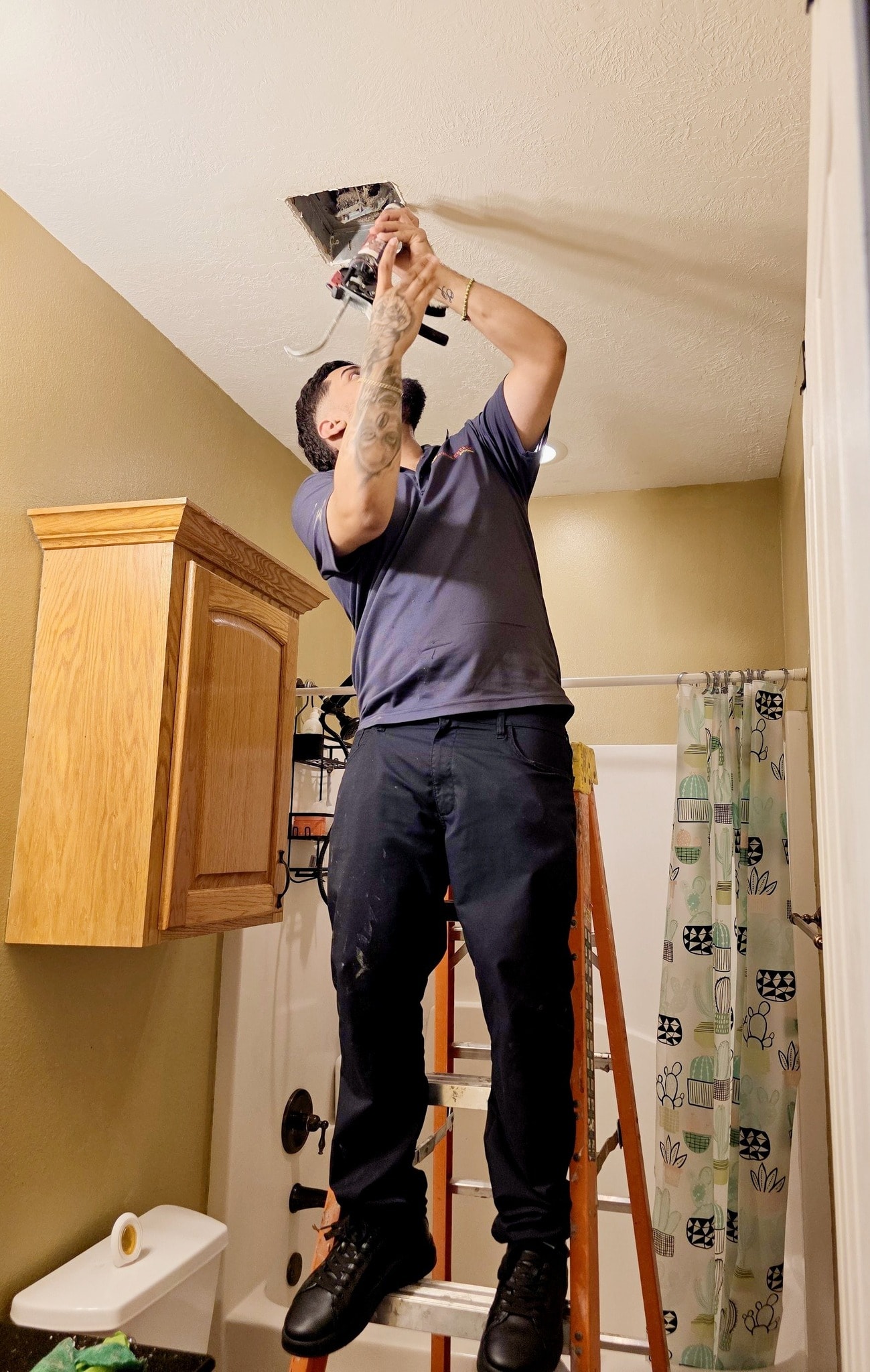 SouTex technician air sealing a ceiling vent